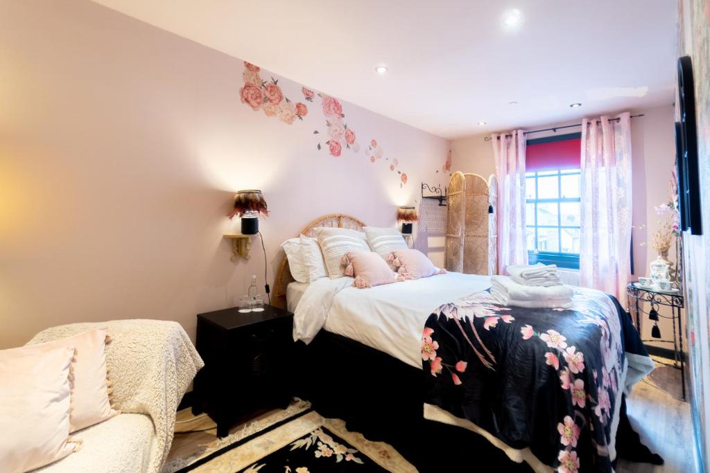 um quarto com uma cama e uma janela em The Emerald Suite by Margate Suites em Margate