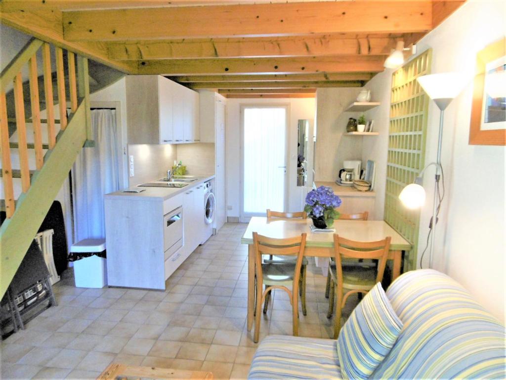 Il comprend une cuisine et une salle à manger avec une table. dans l'établissement Maisonnette Yanna, à Sarzeau