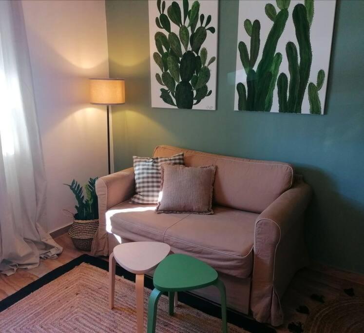 Studio apartman Cactus في زغرب: غرفة معيشة مع أريكة وطاولة