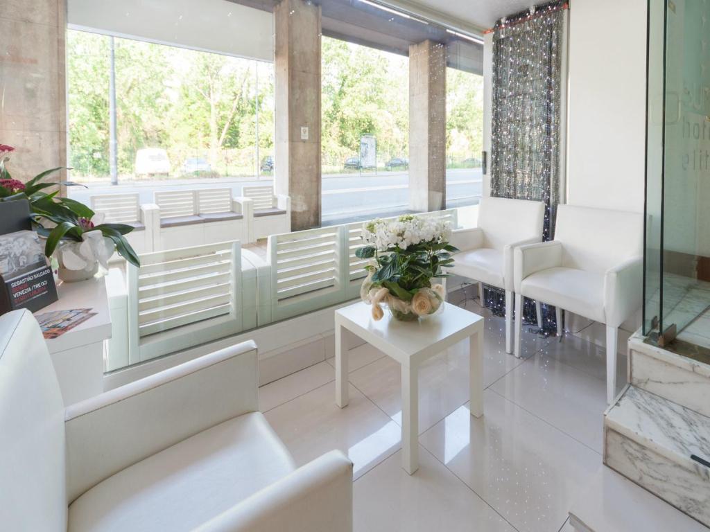 Posezení v ubytování Suite Hotel Elite