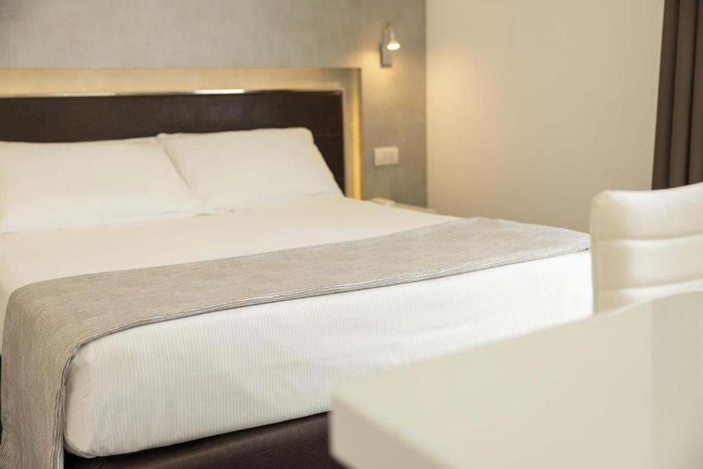 Postel nebo postele na pokoji v ubytování Baldinini Hotel