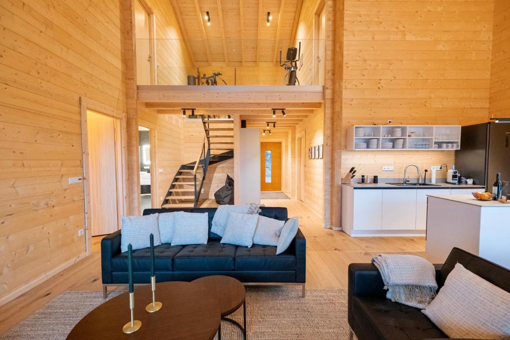 Cabaña de madera con sala de estar y cocina. en NETTEN Naturerlebnis Holz-Chalets en Daun