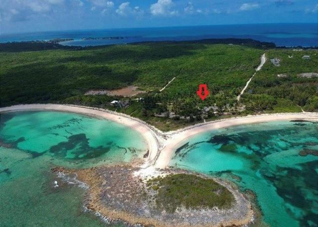 une vue aérienne sur une île avec une croix rouge dans l'établissement Twin Coves House home, à Governorʼs Harbour