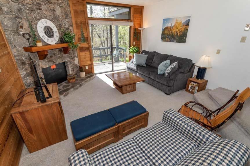 sala de estar con sofá y chimenea en Seven Springs Swiss Mountain 1 Bedroom Standard Condo, Mountain Views! condo, en Champion