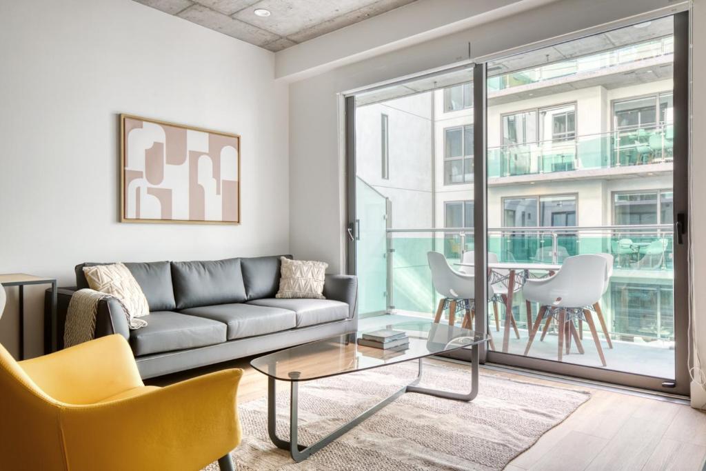 Posezení v ubytování Downtown 1BR w Pool Gym WD nr Staples Center LAX-544