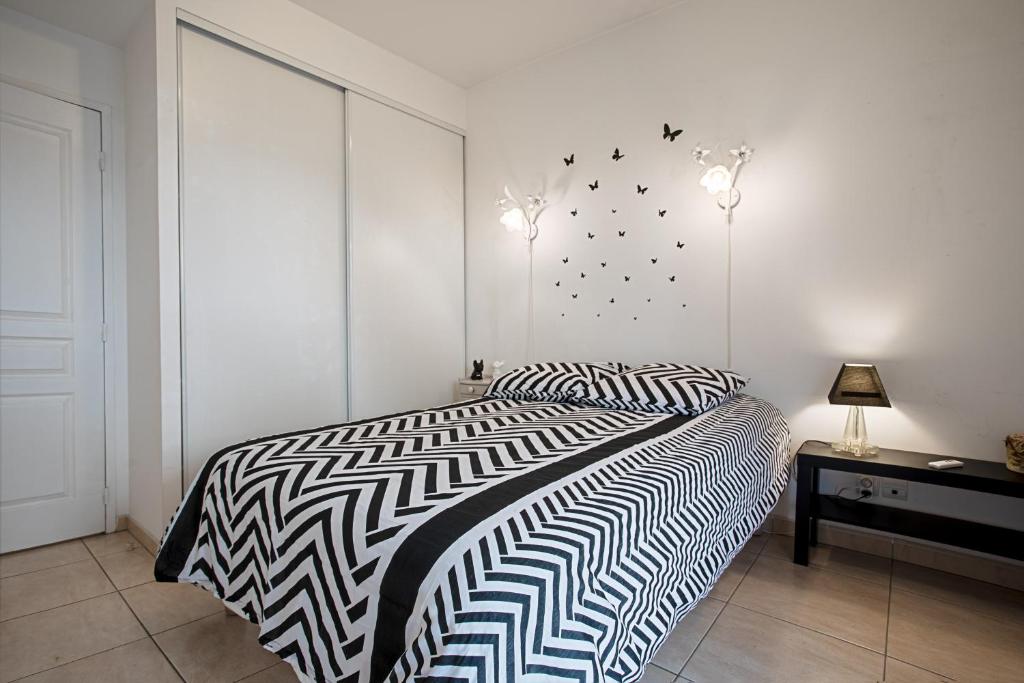 Posteľ alebo postele v izbe v ubytovaní Appartement centre ville Cavalaire