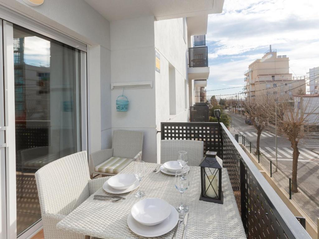 una mesa en un balcón con vistas a la calle en Apartment Karma by Interhome, en Segur de Calafell