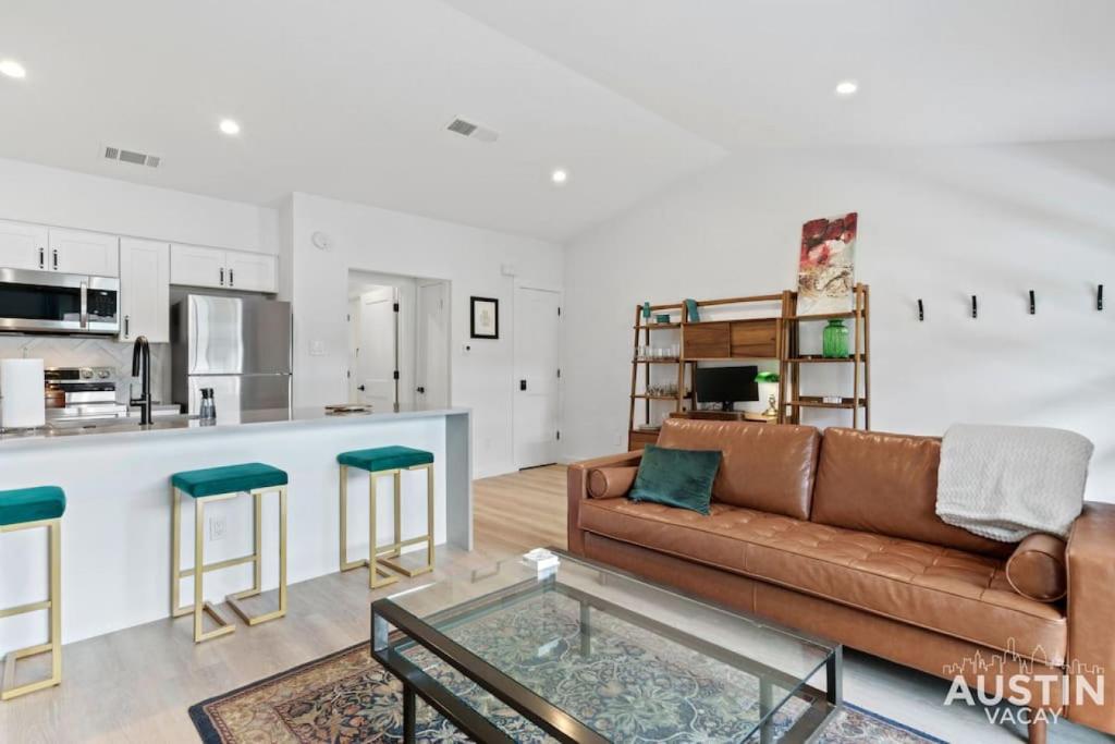奧斯汀的住宿－Insta-Ready Apartment in Barton Hills w King Bed，带沙发和柜台的客厅