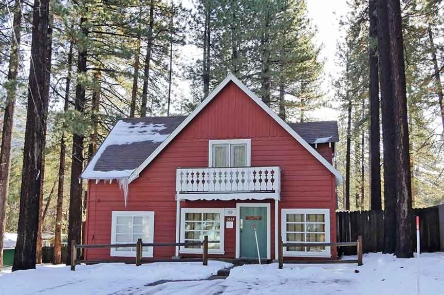 Eine rote Scheune im Schnee in der Unterkunft 3664 Birch Avenue cabin in South Lake Tahoe