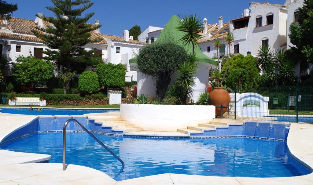 een zwembad in een villa met een huis bij Apartamento Las Cancelas I in Marbella