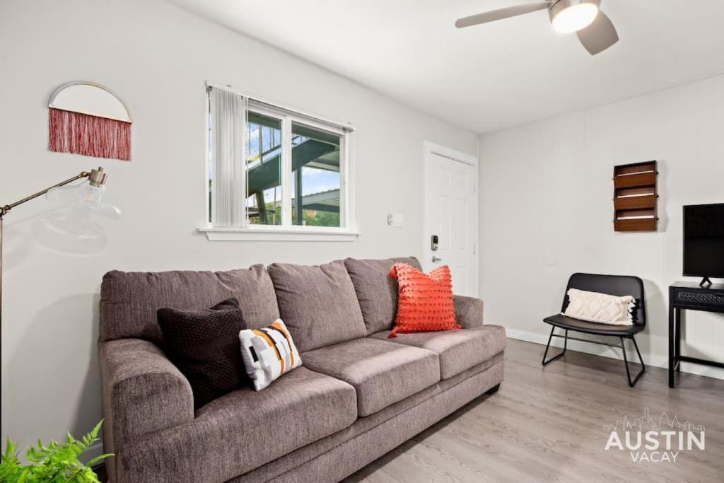 ein Wohnzimmer mit einem Sofa und einem TV in der Unterkunft Fun Weekend Getaway Modern Decor, Parking, and Deck in Austin