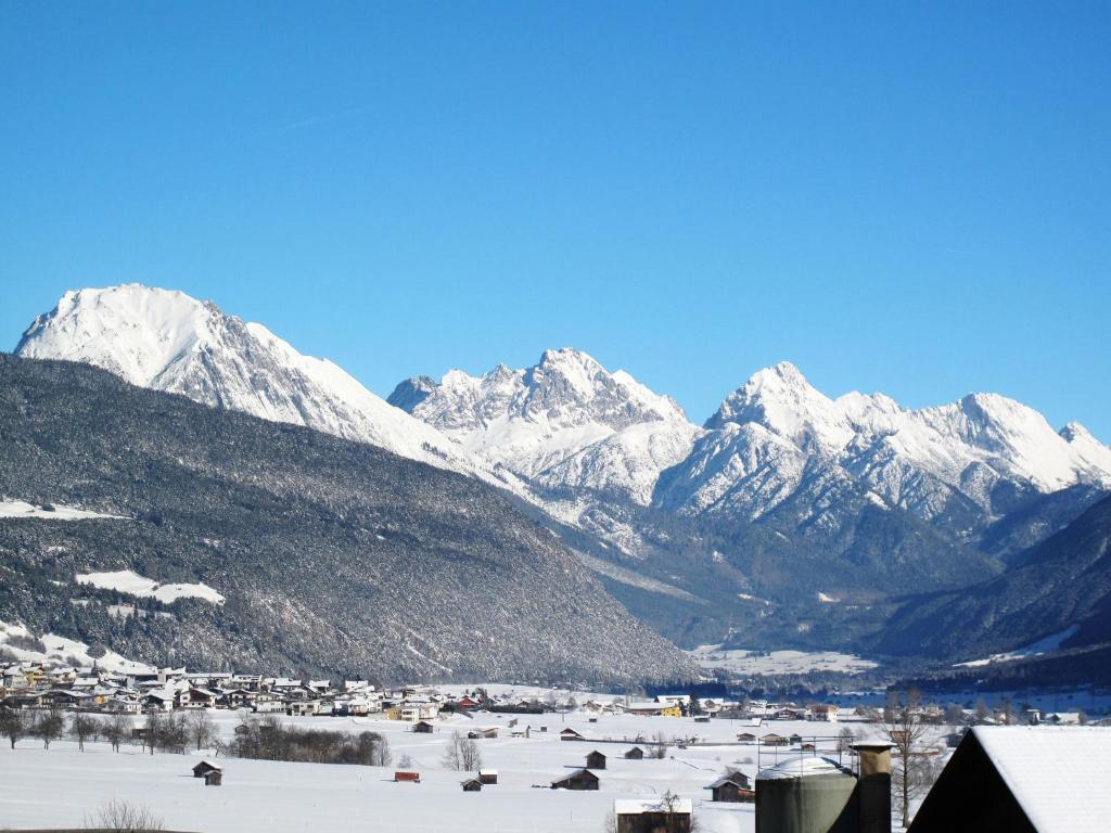 Vista generica sulle montagne o vista sulle montagne dall'interno dell'appartamento