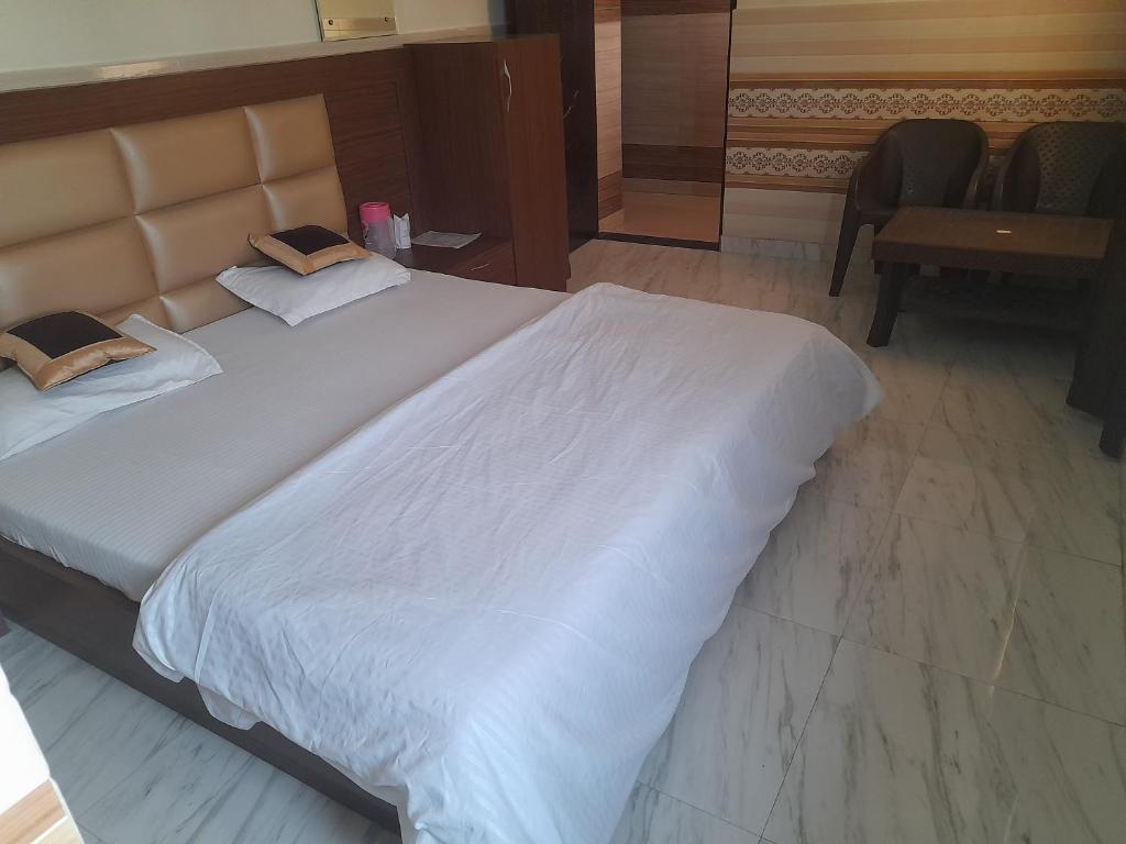 Abrol residency - Deluxe Double Room