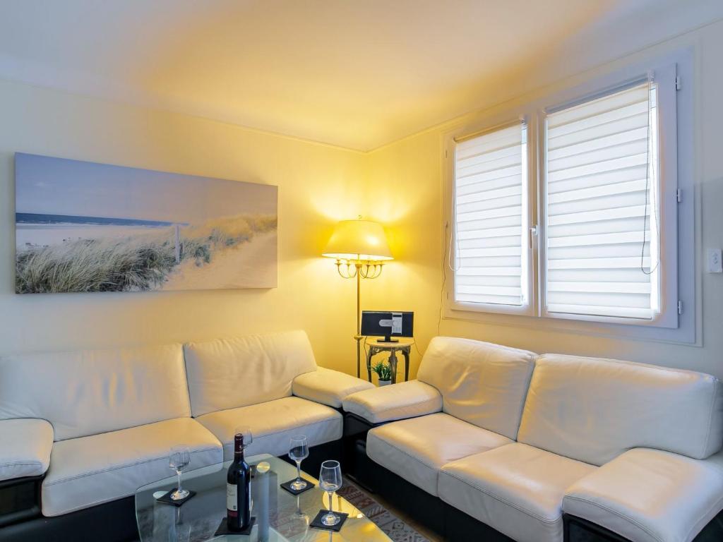 sala de estar con sofá blanco y ventana en Apartment Les Glénans - CCN113 by Interhome, en Concarneau