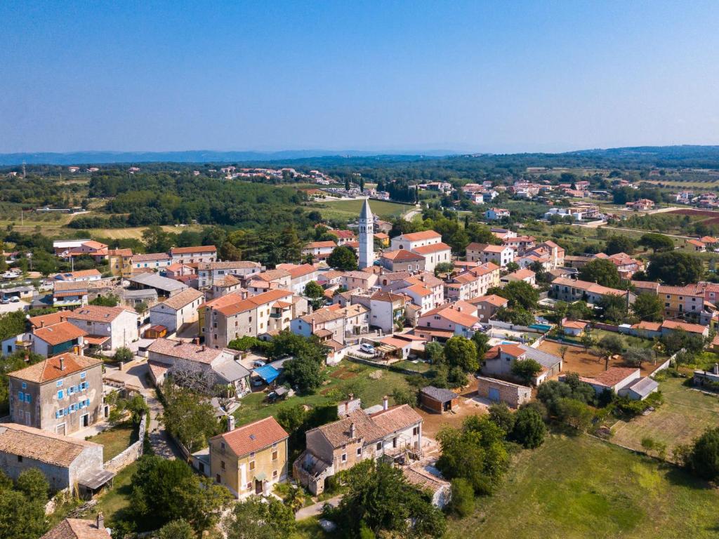 Nespecifikovaný výhled na destinaci Prhati nebo výhled na město při pohledu z prázdninového domu