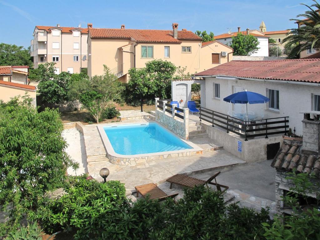 Bazén v ubytovaní Apartment Franko 2 by Interhome alebo v jeho blízkosti