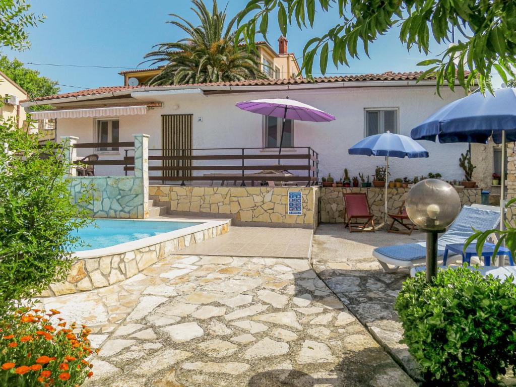 Bazén v ubytovaní Apartment Franko 2 by Interhome alebo v jeho blízkosti
