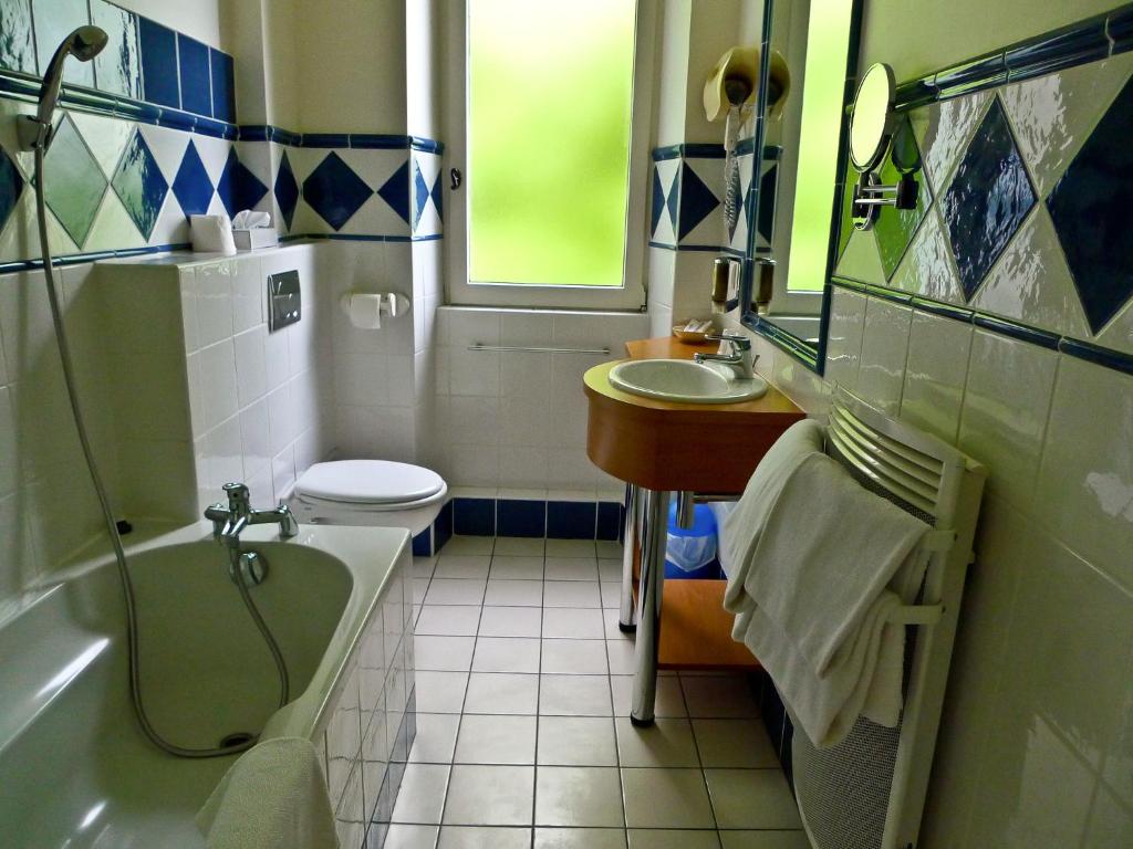 Hotel des Marquisats - Superior Double Room With Balcony And Lake View