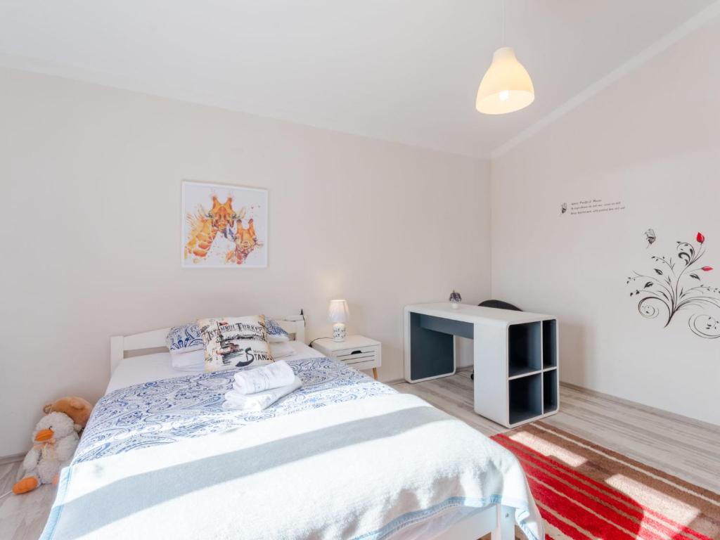 Postel nebo postele na pokoji v ubytování Holiday Home Queen Ahn by Interhome