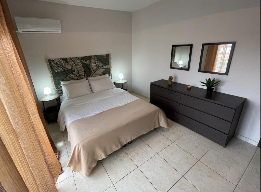 1 dormitorio con cama, tocador y espejo en Raise Mirivili Serviced Apartment en Alexandroupolis