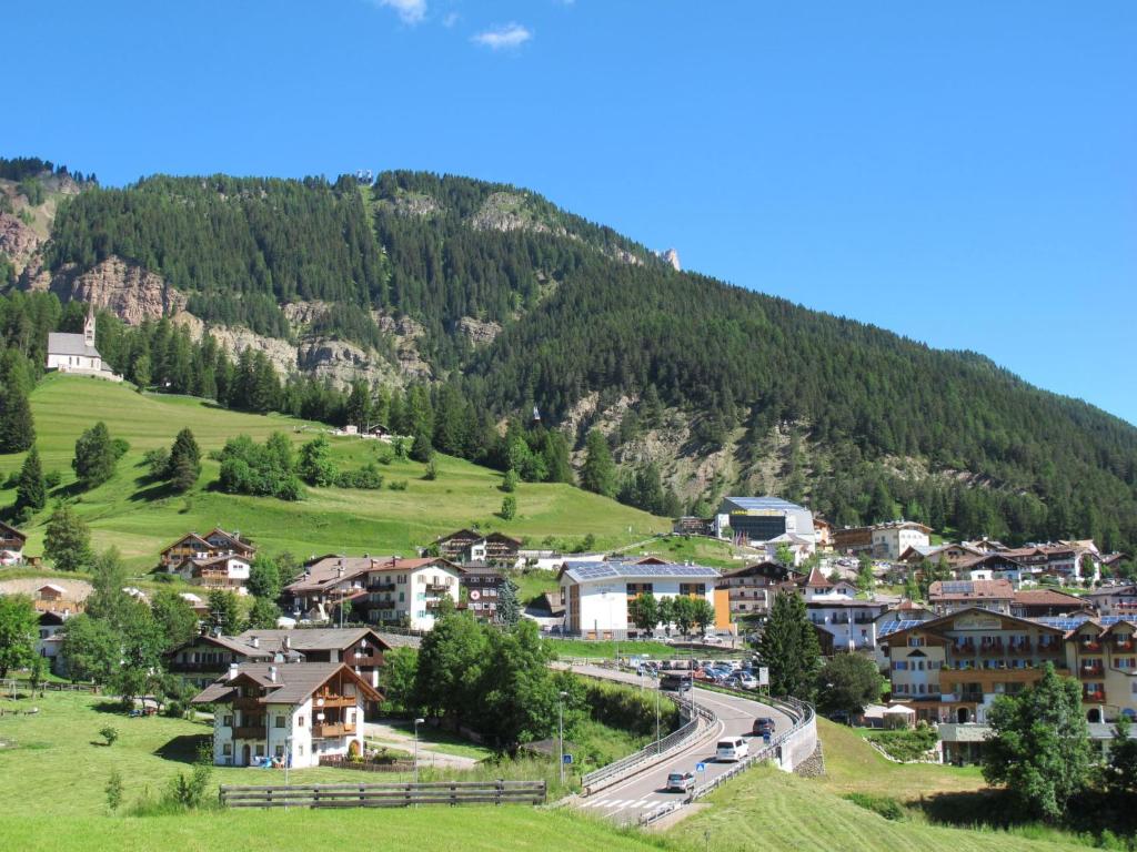 Zdjęcie z galerii obiektu Apartment Tieja de Gotart-1 by Interhome w mieście Vigo di Fassa