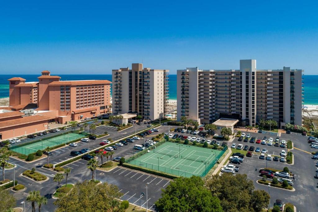 uma vista aérea de um parque de estacionamento com um campo de ténis em Phoenix East 2 by Brett Robinson Vacations em Orange Beach
