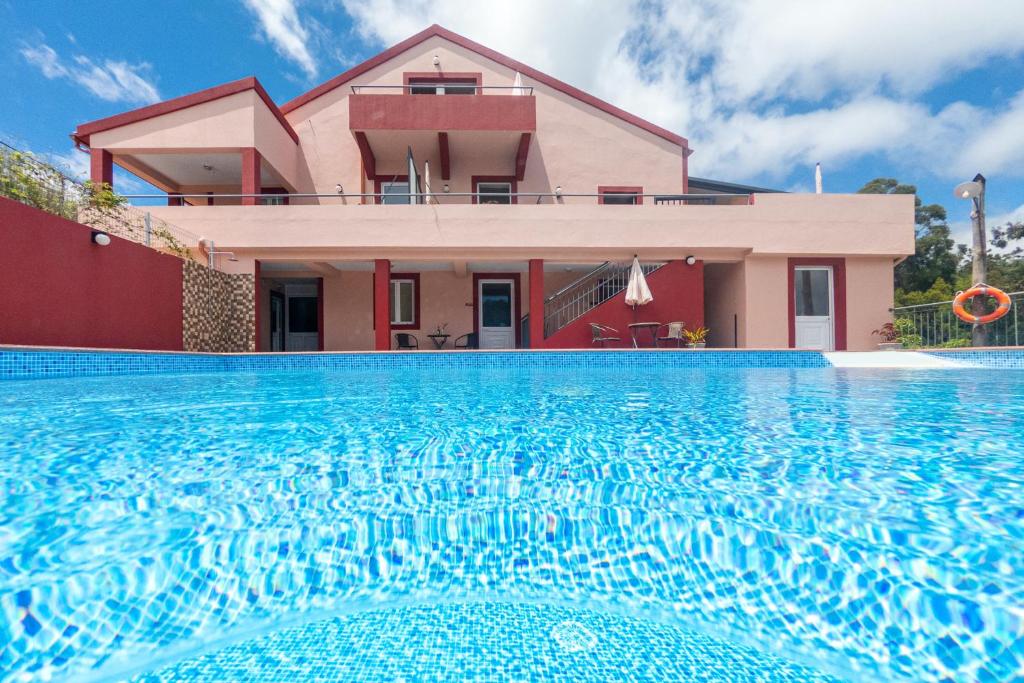 Baseinas apgyvendinimo įstaigoje 2 bedrooms apartement with shared pool enclosed garden and wifi at Prazeres 5 km away from the beach arba netoliese