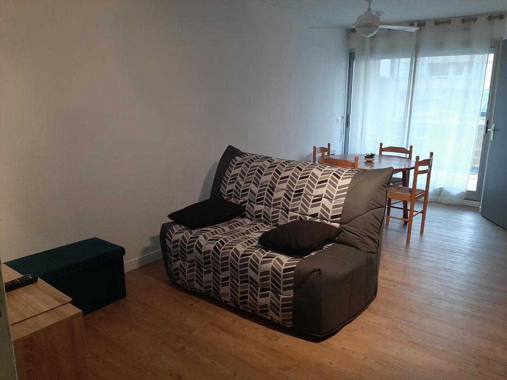 un salon avec un canapé et une table dans l'établissement Appartement Canet Plage sud, à Canet
