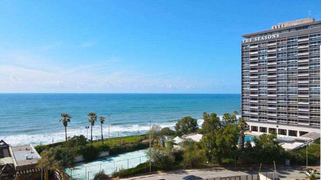 Meerblick auf ein Hotel und den Strand in der Unterkunft king david in Netanya