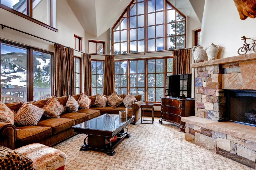 un soggiorno con divano e camino di Luxury Ski-In 3 Br Penthouse Inside Pines Lodge, Sleeps 10! Condo a Beaver Creek