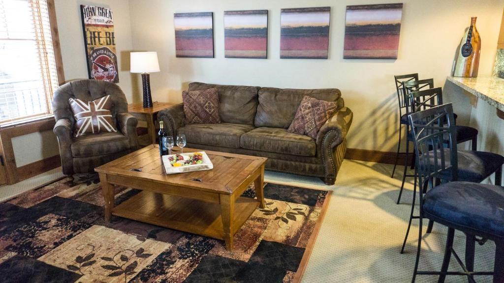 un soggiorno con divano e tavolino da caffè di Catamount 207C a Truckee
