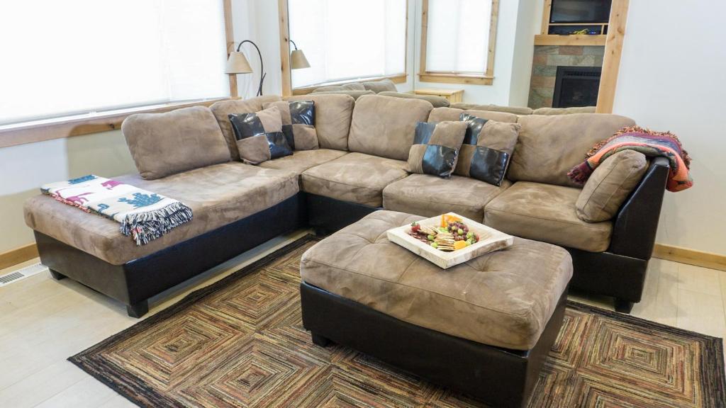 sala de estar con sofá y reposapiés en Ski Trails 4070, en Truckee