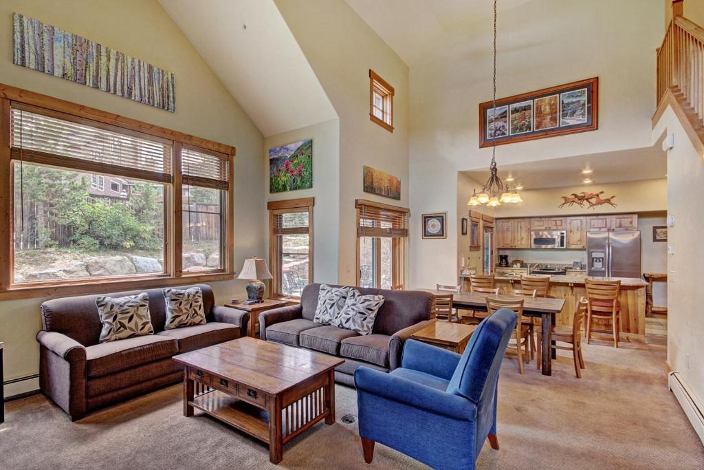 uma sala de estar com um sofá e uma mesa em Mountain Thunder M803 em Breckenridge