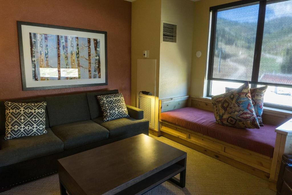 sala de estar con sofá y 2 ventanas en Grand Summit G446, en Park City