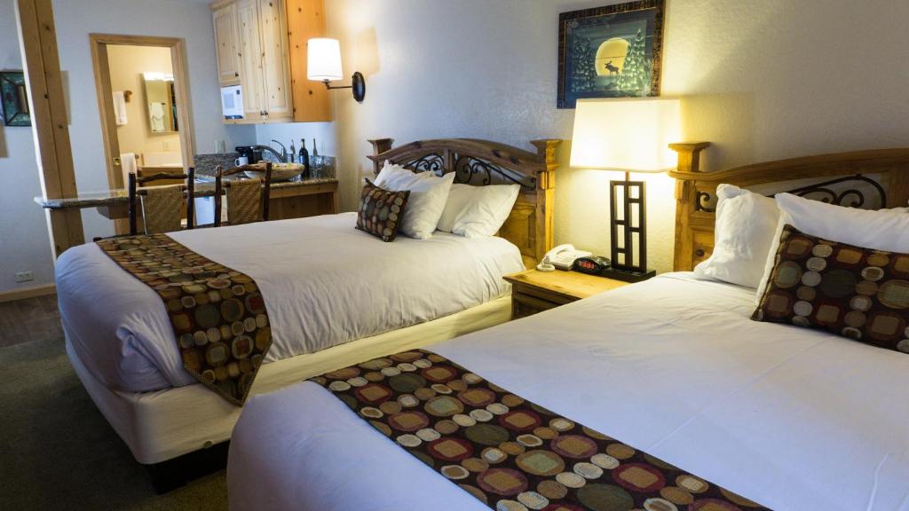 una camera d'albergo con due letti e una cucina di Northstar Village 216 a Truckee
