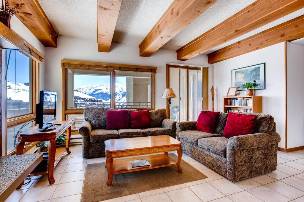 sala de estar con sofás y mesa en View Of Mt, Crested Butte And Lifts 2 Br Condo Condo en Crested Butte