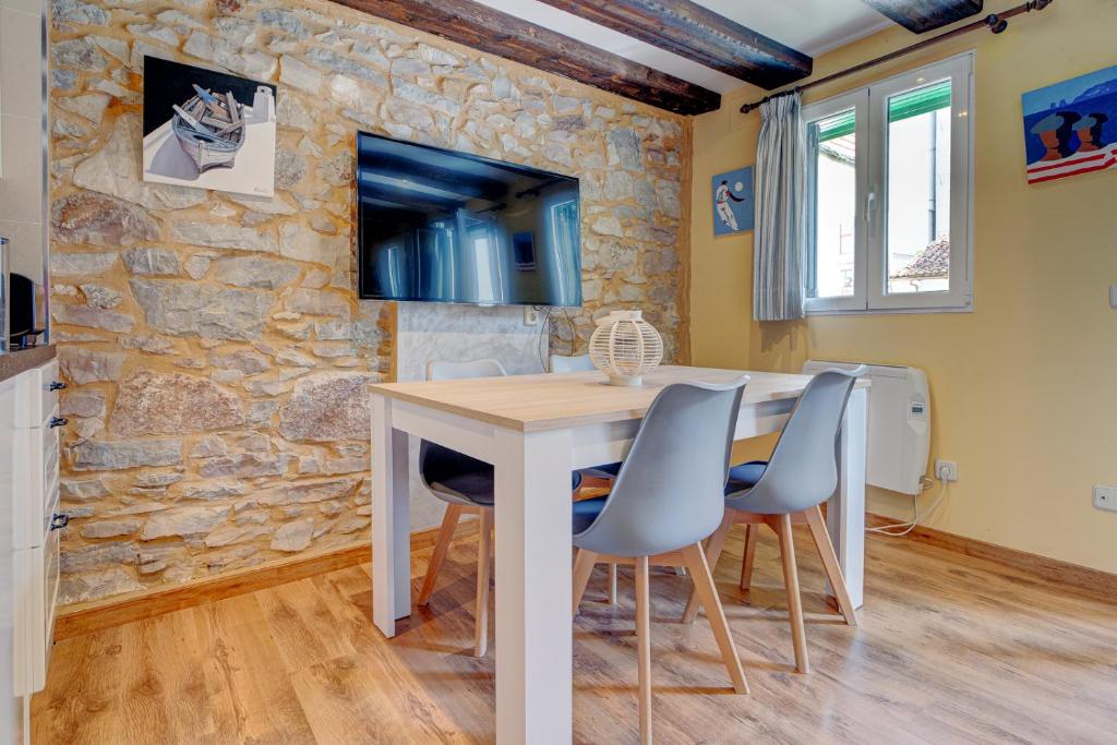 TV a/nebo společenská místnost v ubytování Maravilloso apartamento, Hondarribia, Terraza, 4Pax