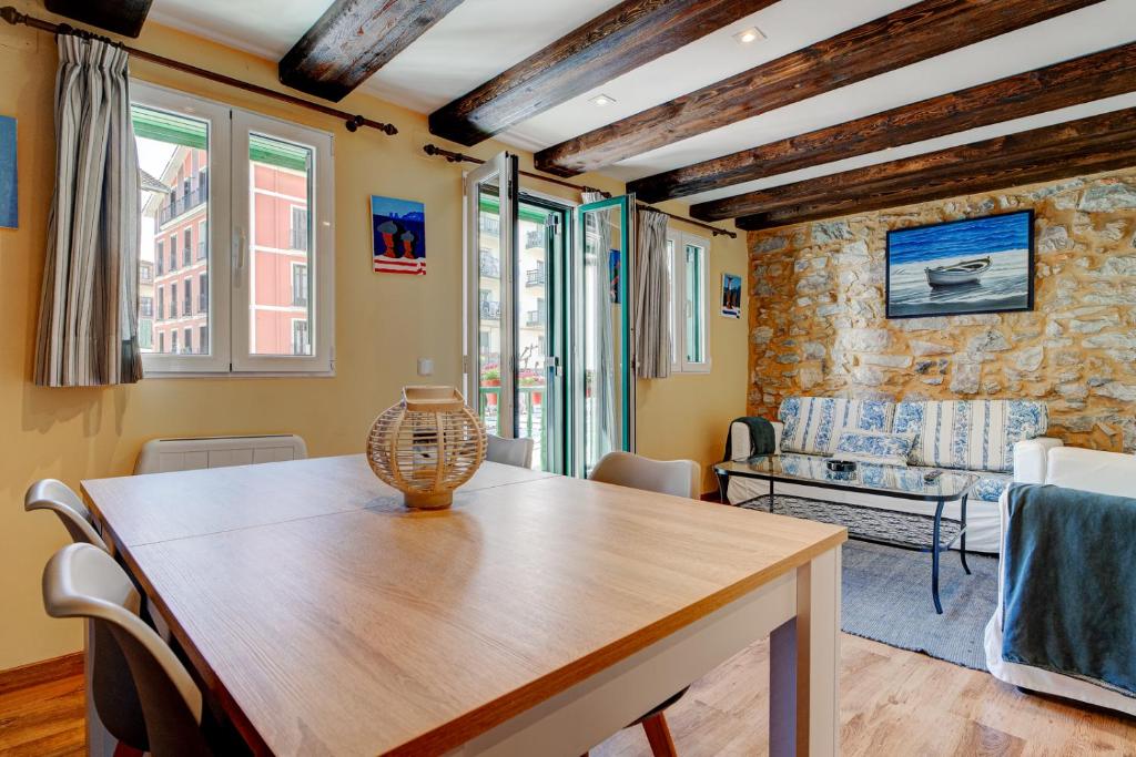 TV a/nebo společenská místnost v ubytování Maravilloso apartamento, Hondarribia, Terraza, 4Pax