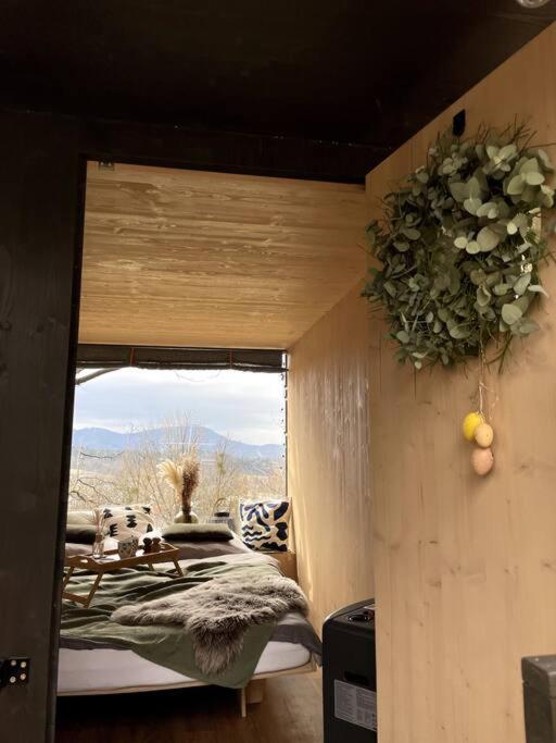 Nespecifikovaný výhled na hory nebo výhled na hory při pohledu z luxury tent