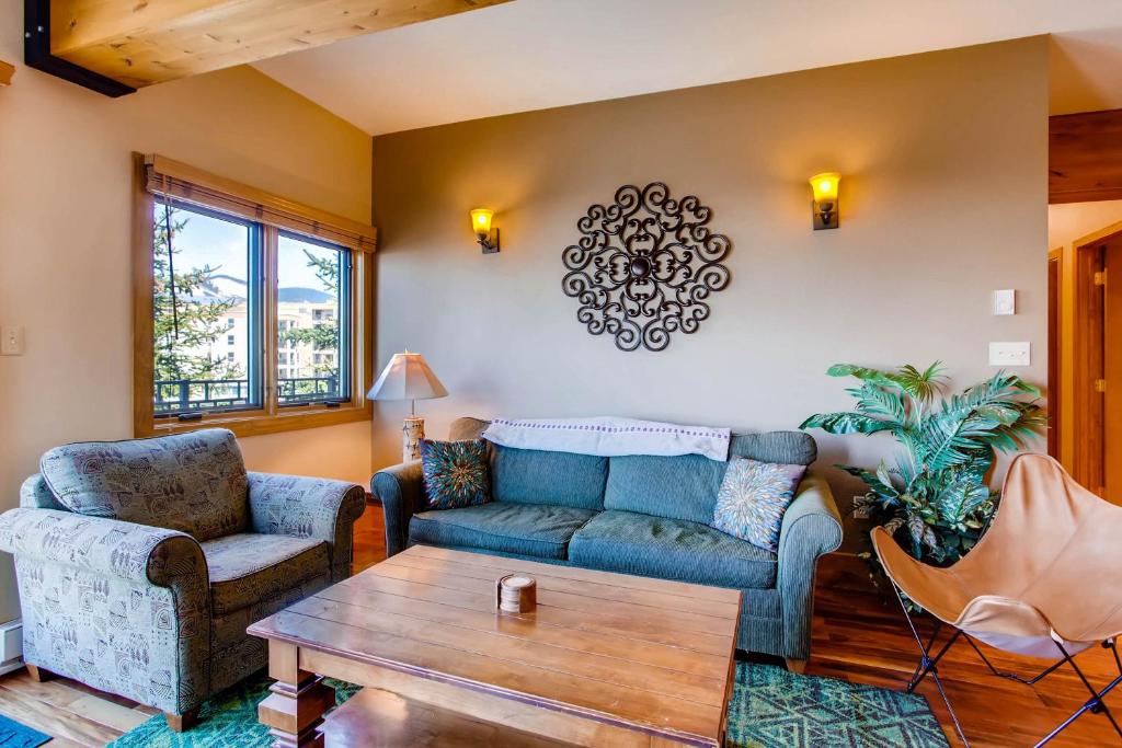 クレスティド・ビュートにあるUnique & Modern 3 Br 2Ba Condo- Ski-In Ski-Out Condoのソファとテーブルのあるリビングルーム