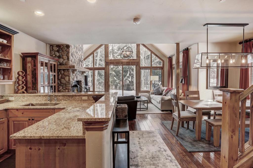 kuchnia i salon ze stołem w obiekcie High Ceilings, Natural Light- 3 Bedroom Arrowhead Village Condo w mieście Beaver Creek