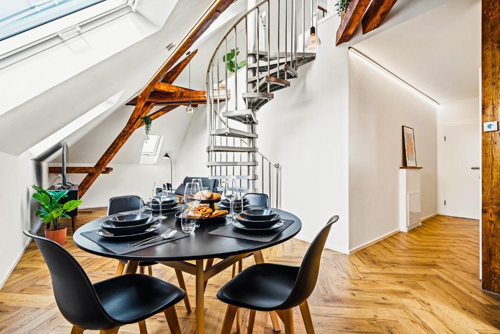 comedor con mesa negra y sillas en Maisonette-Wohnung mit freigelegtem Fachwerk, en Meckenbeuren