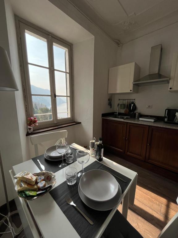 Kuchyň nebo kuchyňský kout v ubytování Casa Giulietta Caronti with view of lake Como
