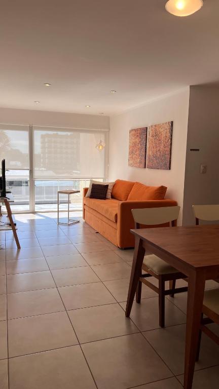 a living room with a couch and a table at Administración MAIPU 1C FI Depto Premium in Tandil
