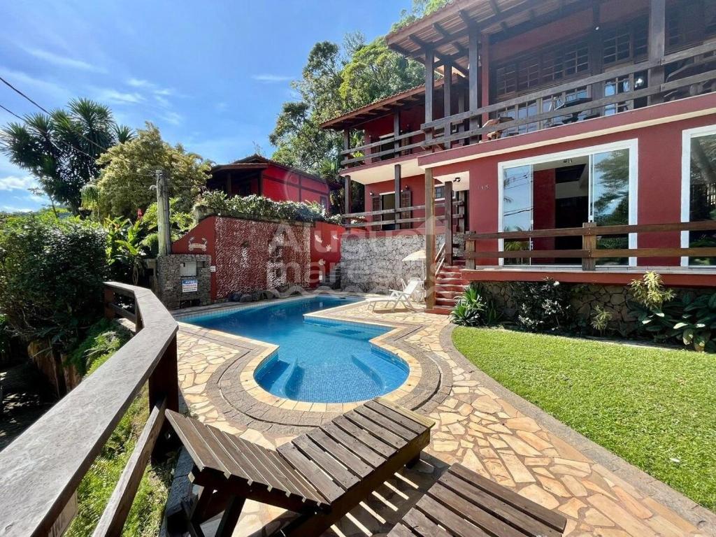 una casa con piscina en el patio en Vista privilegiada para o mar 400 mts da praia en São Sebastião