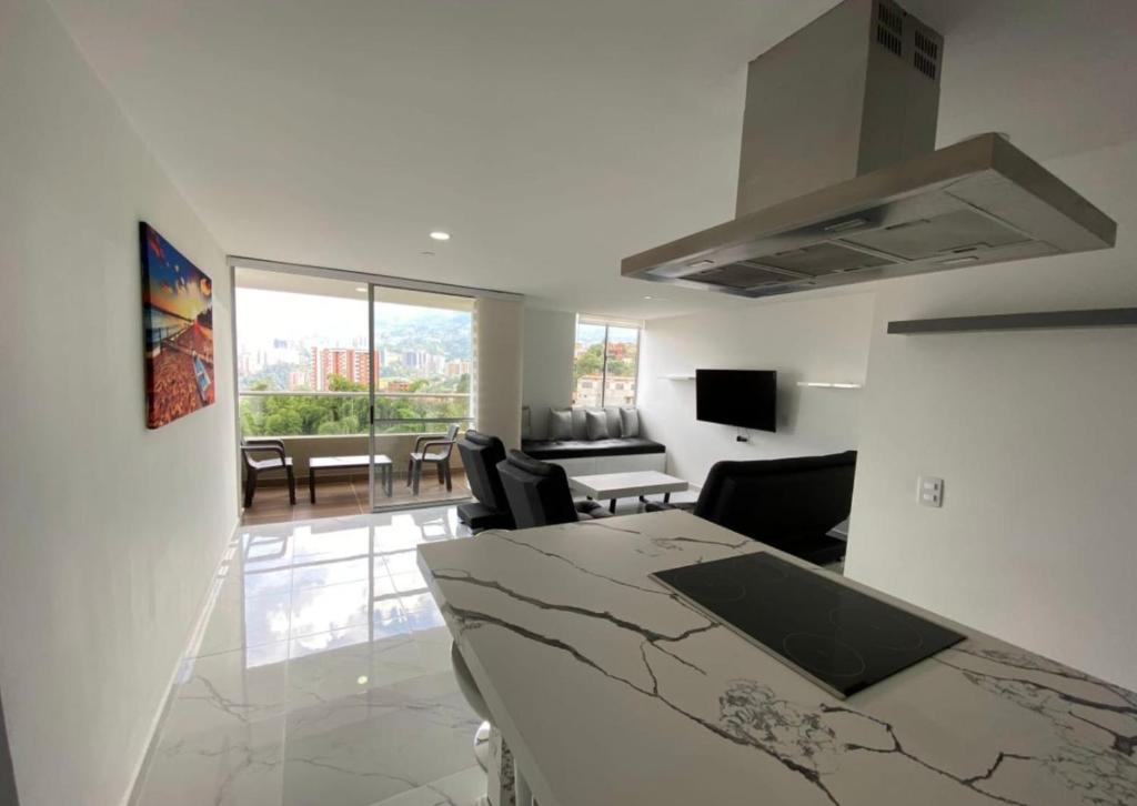 a kitchen and living room with a table and chairs at Lujoso apartamento en envigado,con hermosa y exclusiva vista in Envigado
