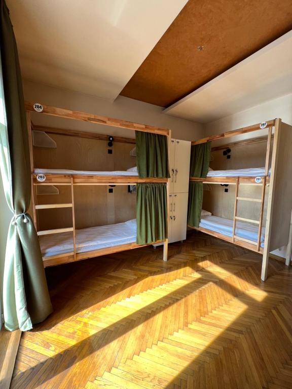 Postel nebo postele na pokoji v ubytování Cabbage Hostel