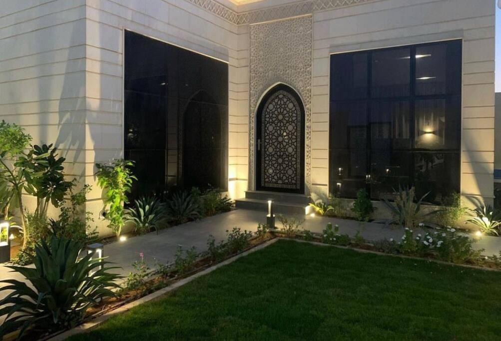 Κήπος έξω από το Grey Villa