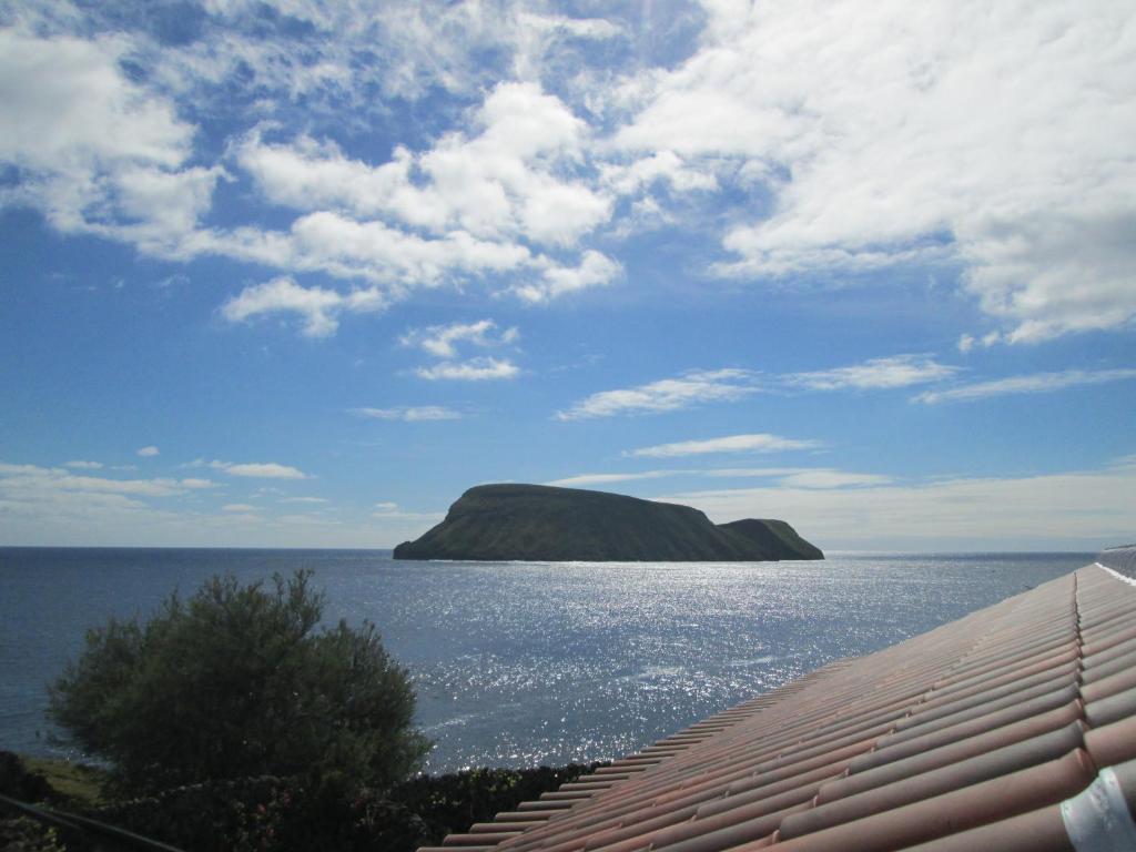 einen Blick auf einen großen Wasserkörper mit einer Insel in der Unterkunft Quintinha da Chinela in Porto Judeu