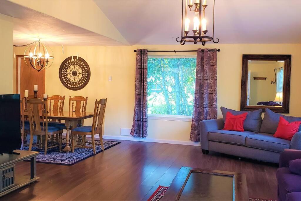 een woonkamer met een bank en een tafel bij Hogwarts -Themed Cabin in Olympics National Forest in Forks